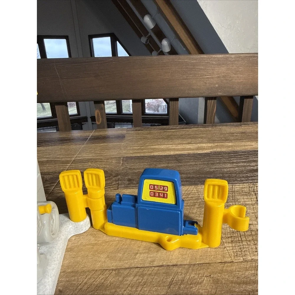 Fisher Price Little People Gas & Go Car Wash Playset W/ Tow Truck,‎ 1 Figure VTG
